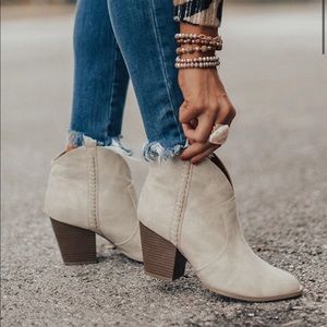 NWT The Betsy Bootie
